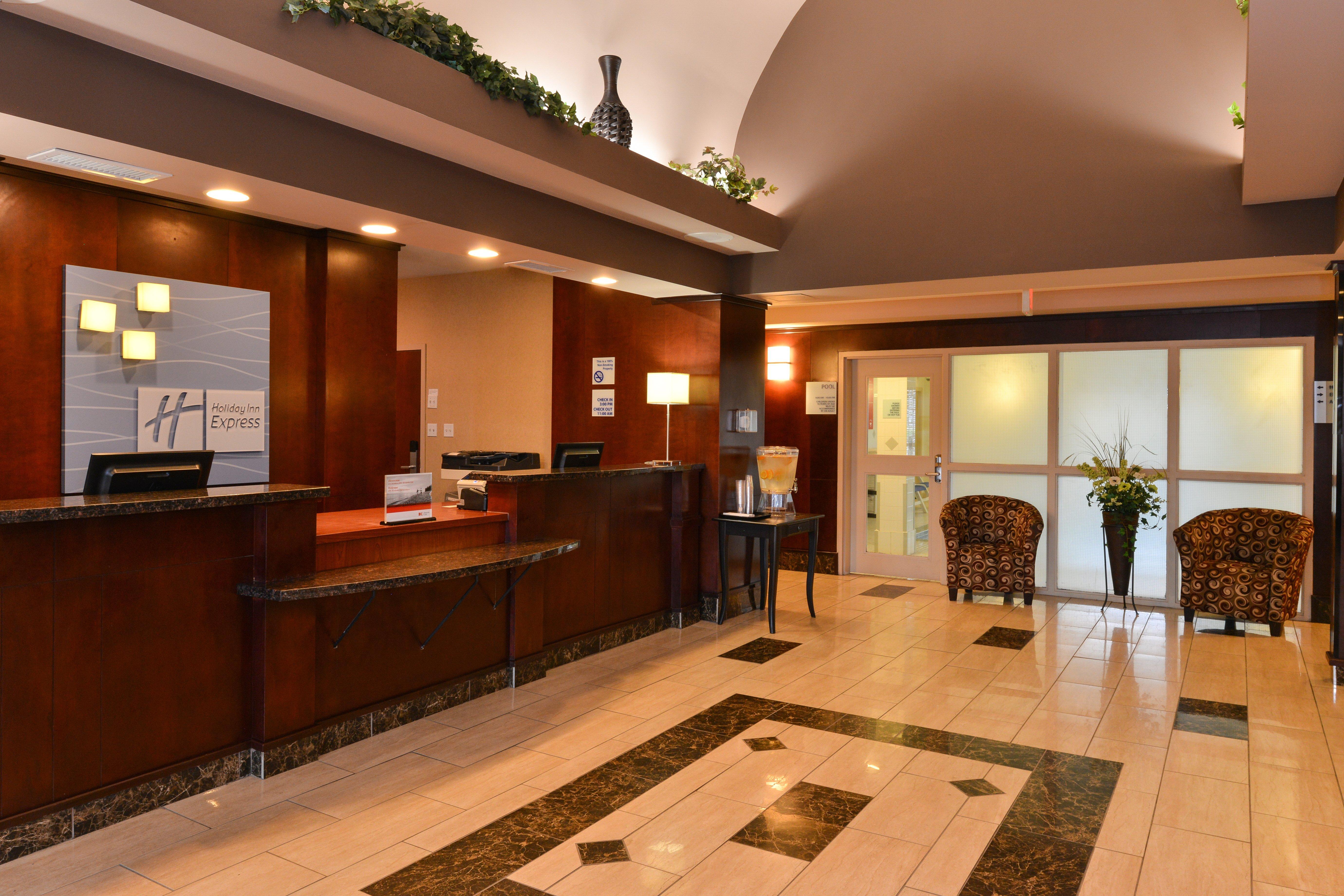Holiday Inn Express Edmonton North By Ihg Exterior photo