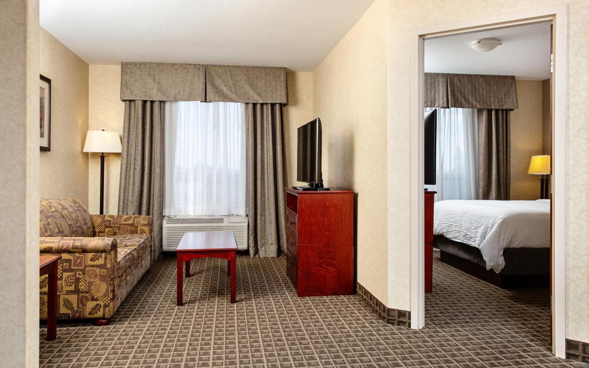 Holiday Inn Express Edmonton North By Ihg Exterior photo