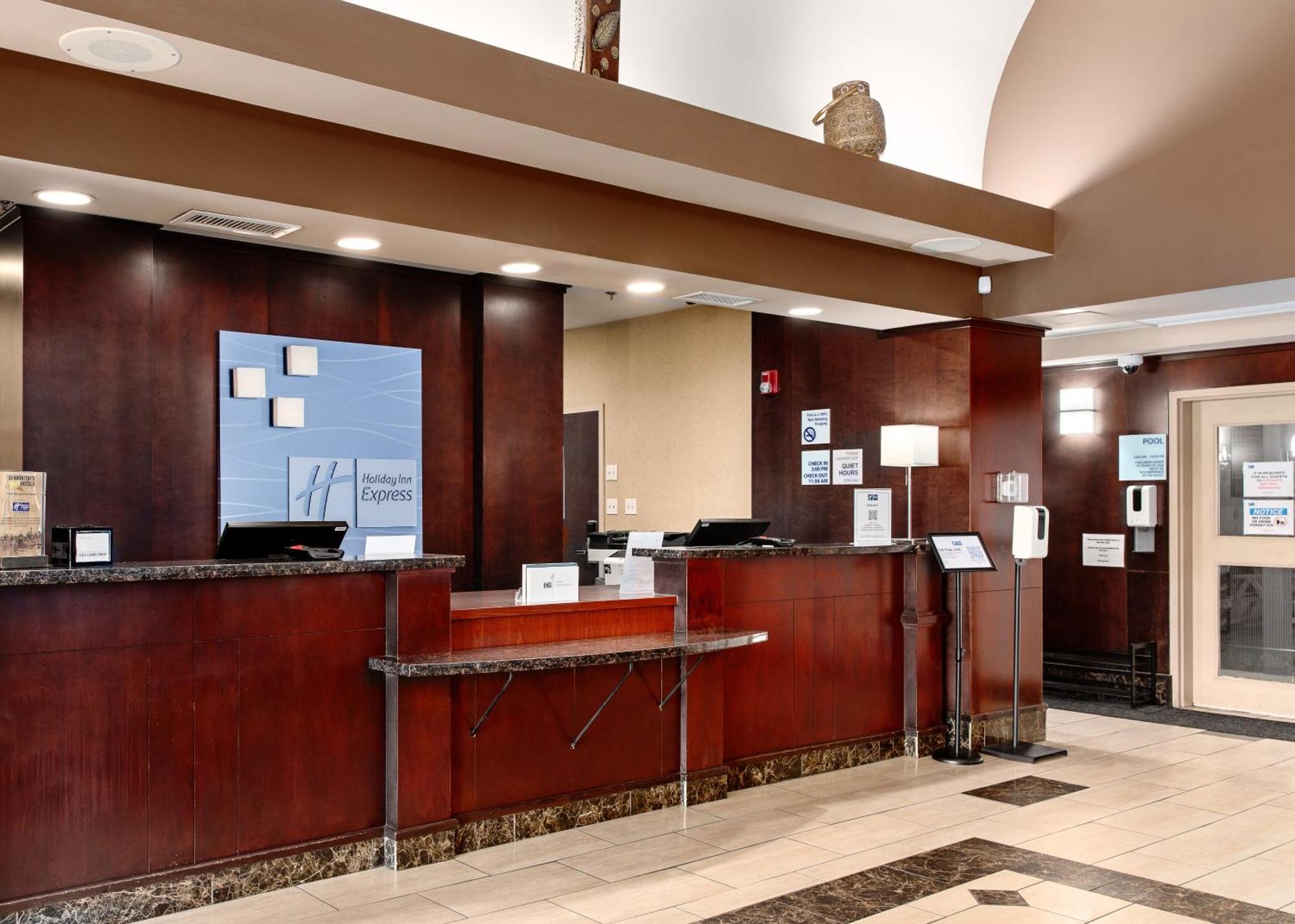 Holiday Inn Express Edmonton North By Ihg Exterior photo