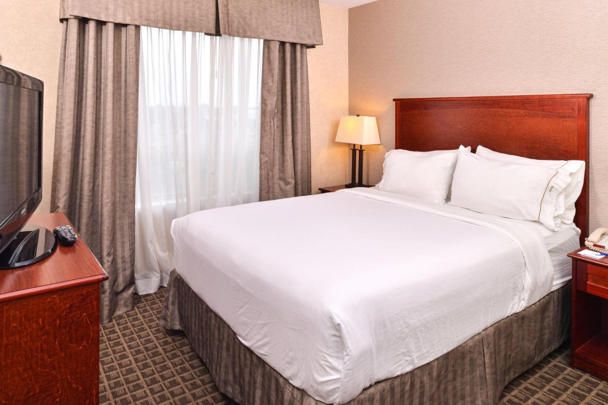 Holiday Inn Express Edmonton North By Ihg Exterior photo