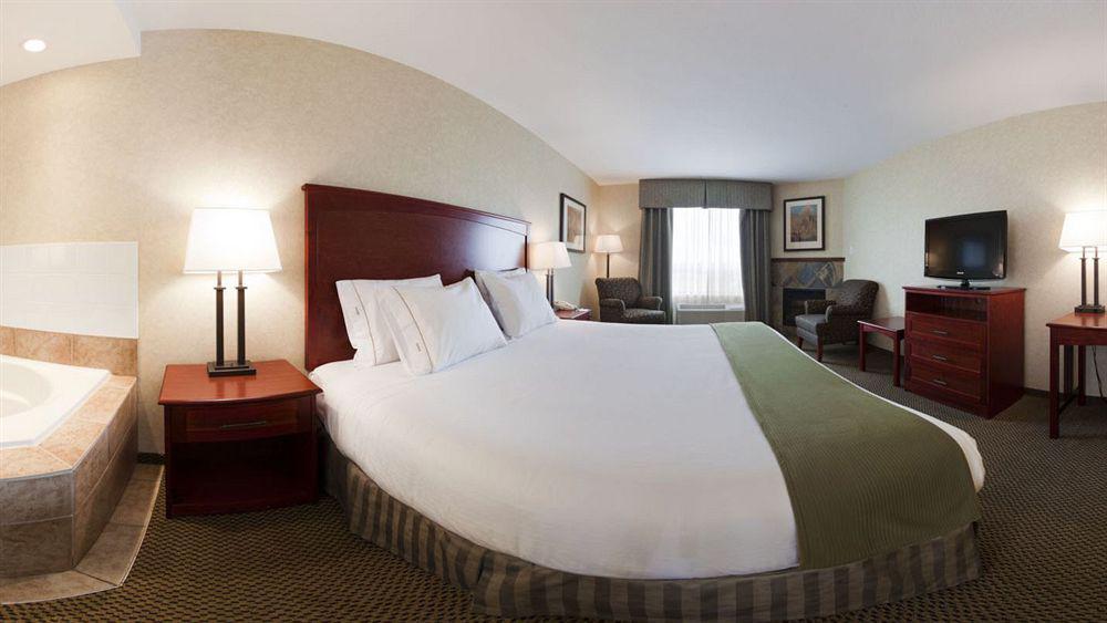 Holiday Inn Express Edmonton North By Ihg Exterior photo